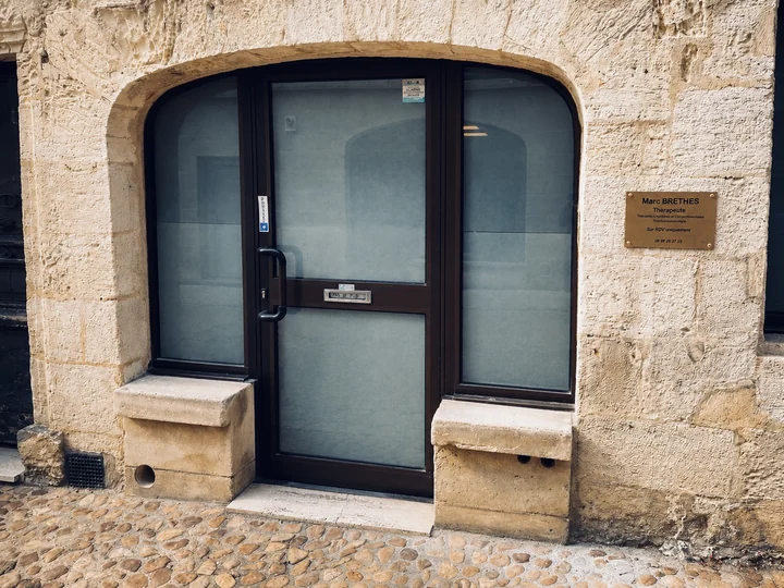 Première vitrine du cabinet de Marc BRETHES à Périgueux