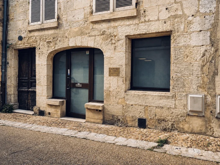 Seconde vitrine du cabinet de Marc BRETHES à Périgueux